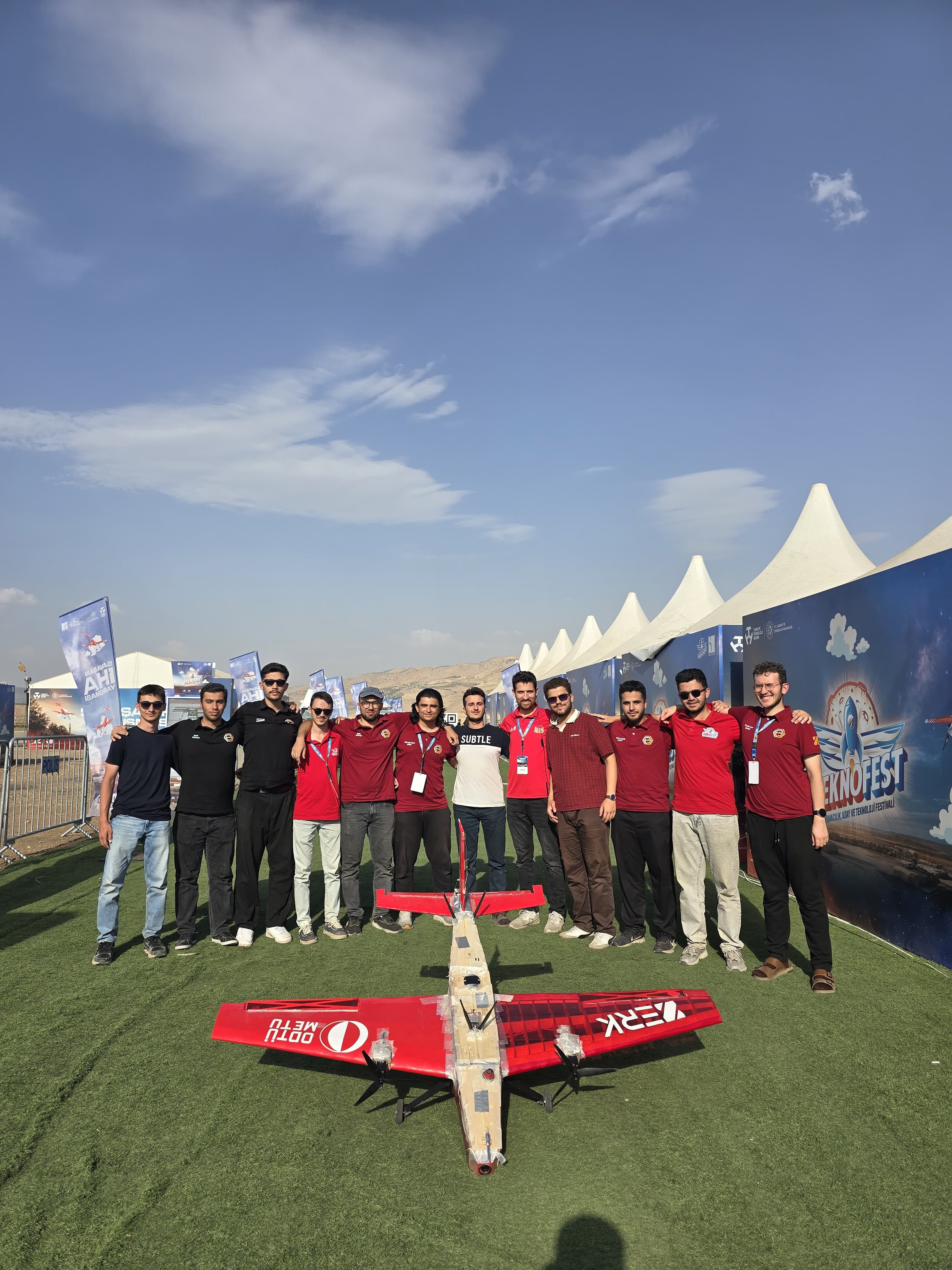 Final Takımı - Yarışma Pankartı Önünde